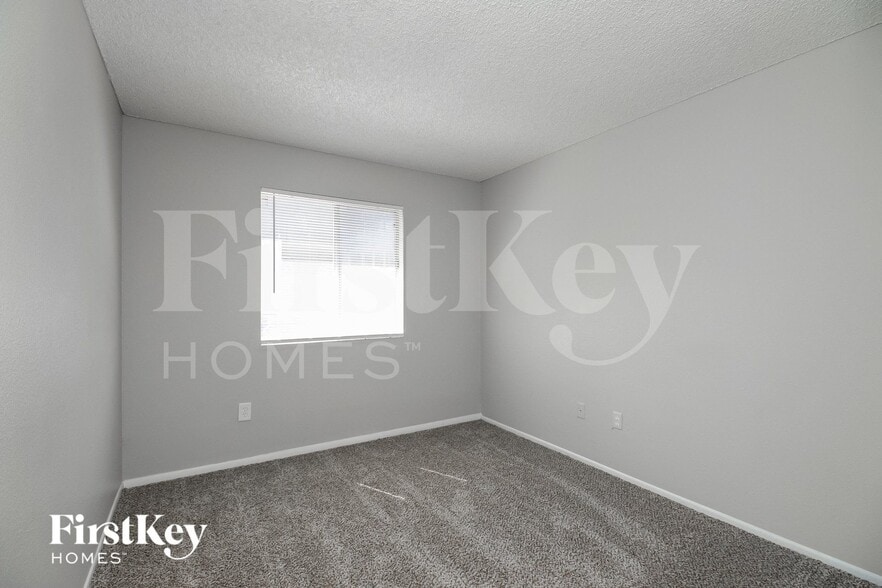 Building Photo - 5909 S Palm Dr