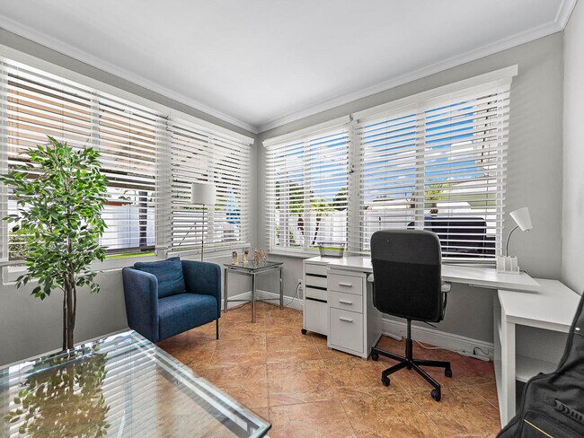 Building Photo - 801 SE 14th St