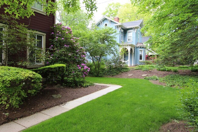 Building Photo - Greendale