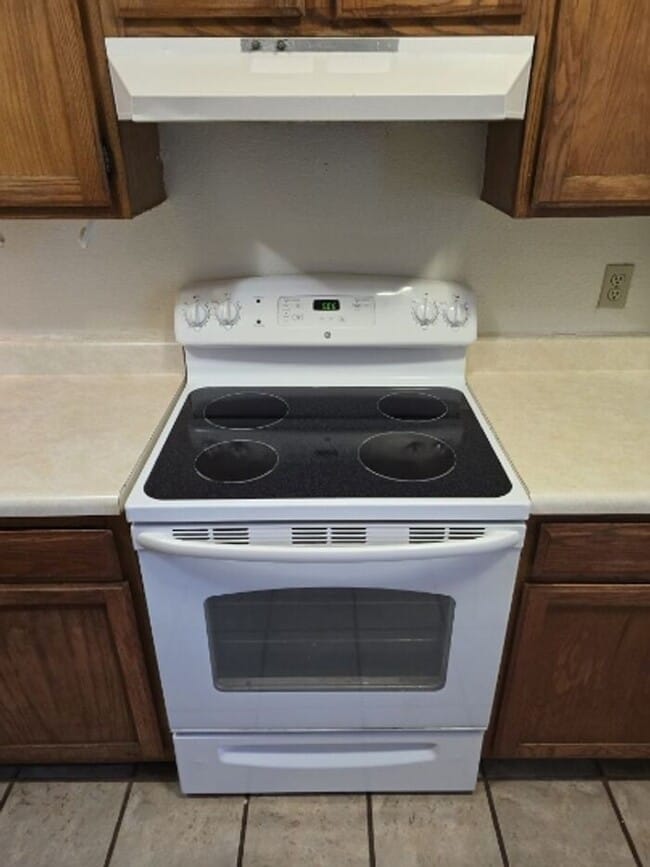 Building Photo - TRIPLEX 2BD/1BA COMING SOON!!! SPACIOUS BACKYARD!!