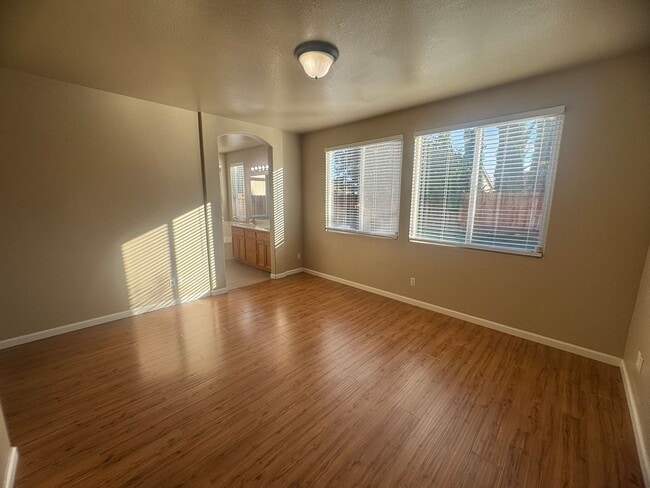 Building Photo - Spacious 4 Bedroom Home in Elk Grove