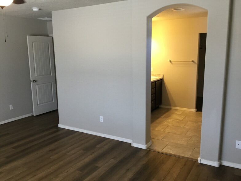 Building Photo - 2711 Full Moon Ct NE