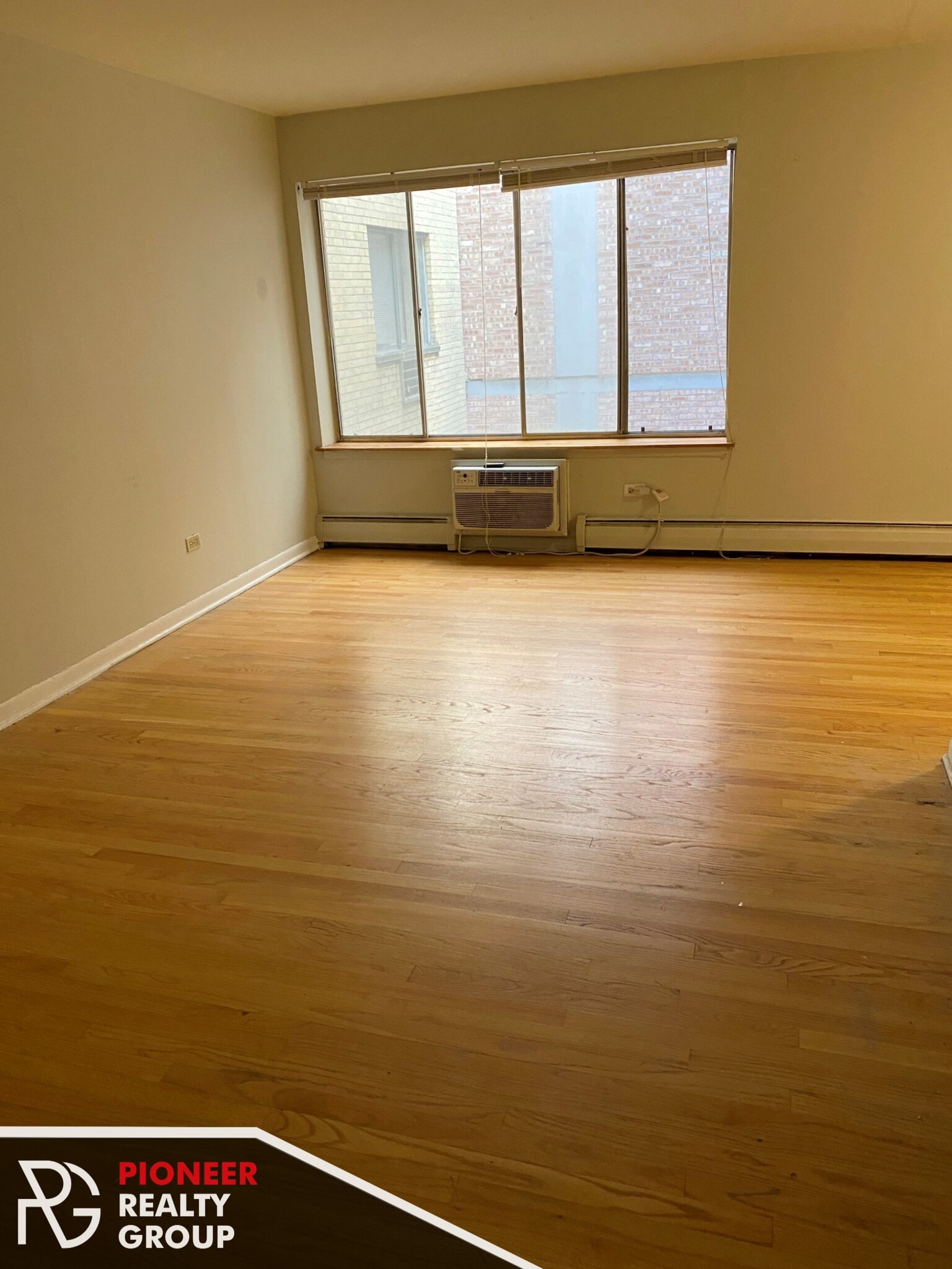 Building Photo - 502 W Briar Pl