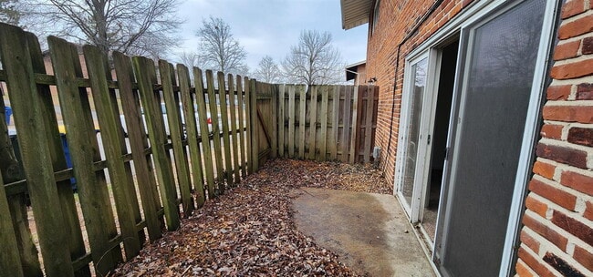 Building Photo - Spacious Renovated Townhome Near Highways & Lambert Airport