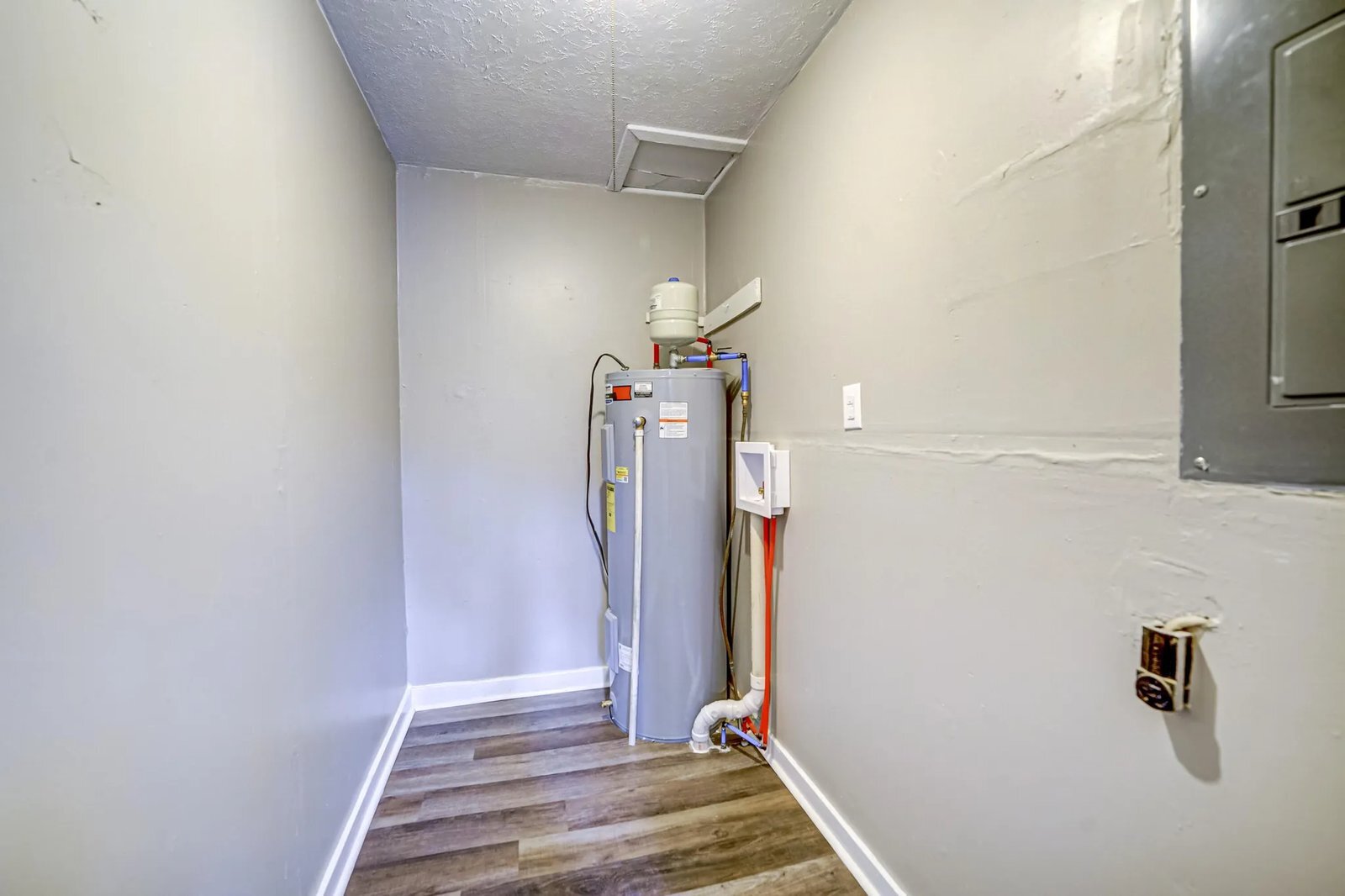 Building Photo - 661 Lorraine Dr