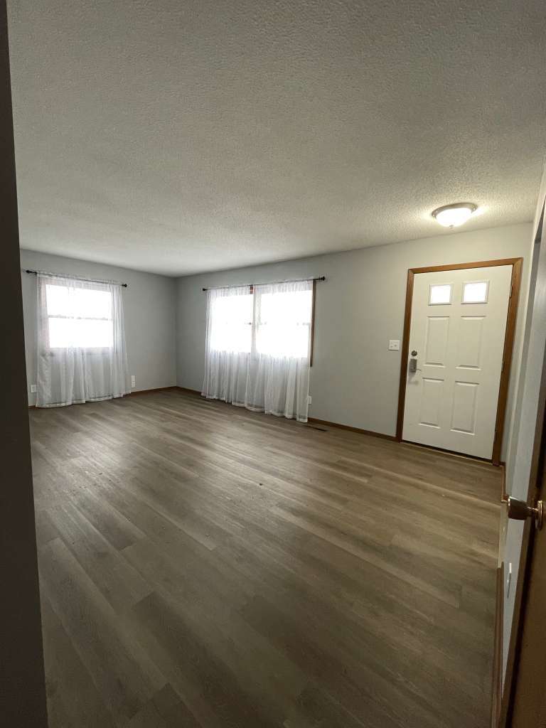 Building Photo - 416 Lakeland Dr SE