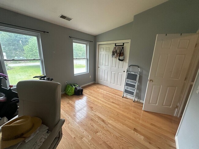 Building Photo - 2 Bed/1.5 Bath Townhouse available 9/1/2026