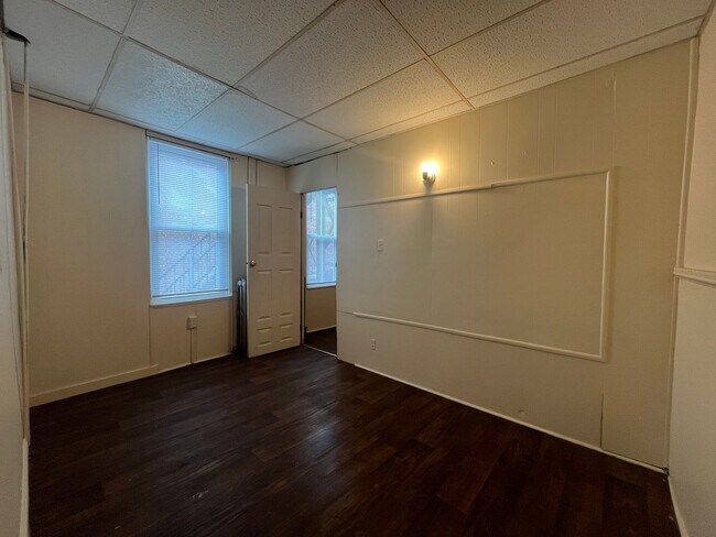 Building Photo - 633 Manor St