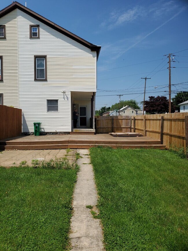 Building Photo - Pet friendly duplex w brand new kitchen & first floor LVP, basement, fenced yard, deck, near comm...