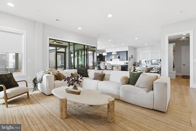 Building Photo - 9725 Lantana Wy