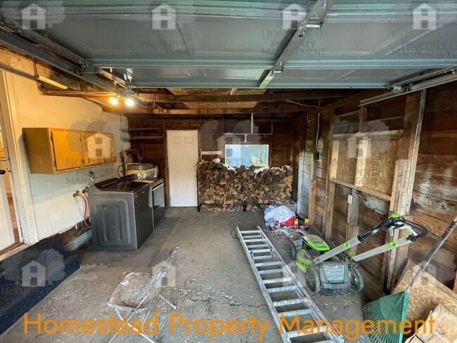 Building Photo - CHECK OUT THIS HUGE YARD!