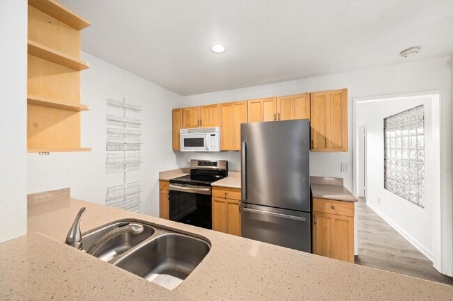 Building Photo - Fabulous University Heights location!