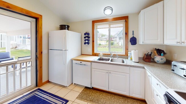 Building Photo - Winter Rental Only. Single Family Available: September 1 to April 30th - May 15th