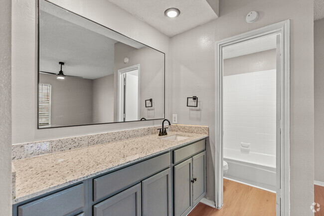 2BR, 2BA - 1250 SF - Bathroom - Valencia Plaza Apartments