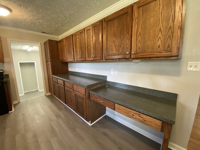 Building Photo - 3 Bed, 1.5 Bath | Charming Neighborhood | Close to Costco, Topgolf, and Shopping