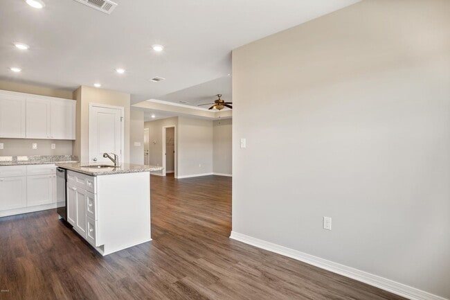 Building Photo - 3 BD 2 BA Split plan Home in the Ocean Spr...