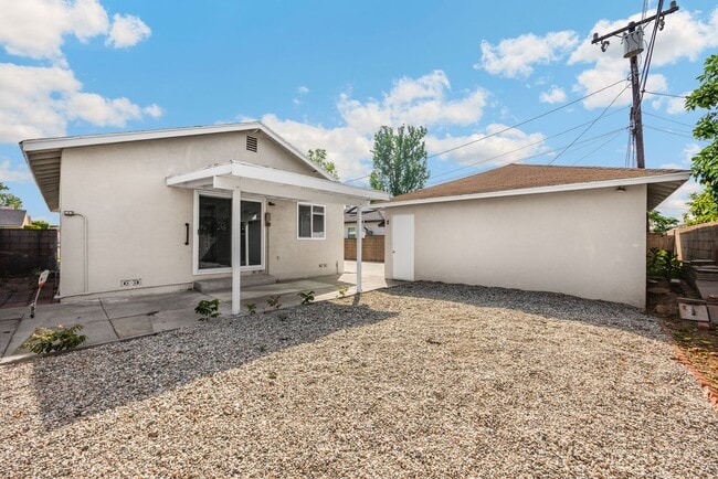 Building Photo - 3 Bed / 2 Bath Home with 2 Car Garage