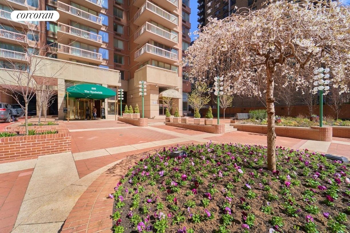 Building Photo - 235 E 40th St