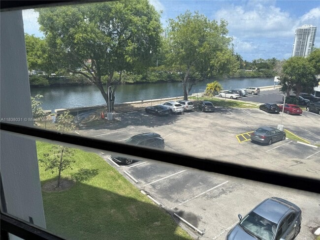 Building Photo - 3475 N Country Club Dr