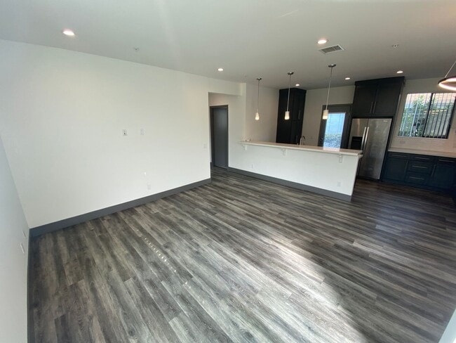 Building Photo - NEWER  SMART HOUSE 4BD*4BA*TOWNHOME*HWFLS*...