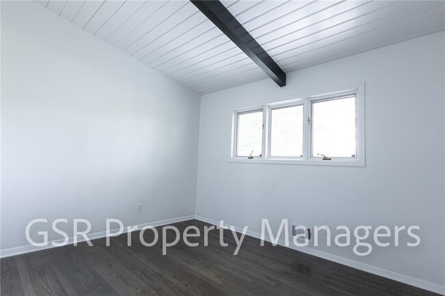 Building Photo - 2026 N Akin Dr NE