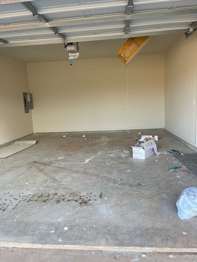 Building Photo - 3 bedroom with 2.5 bath in The Enclave
