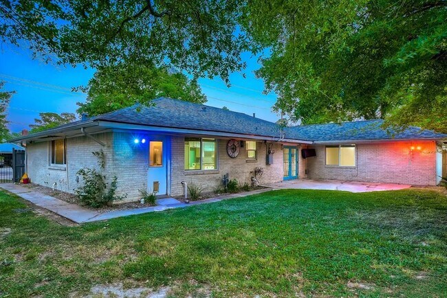 Building Photo - 5019 Oak Forest Dr