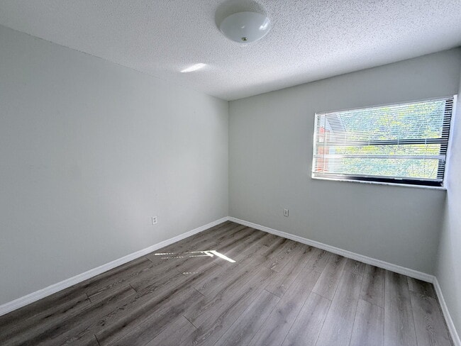 Building Photo - 2-Bedroom / 1 Bathroom