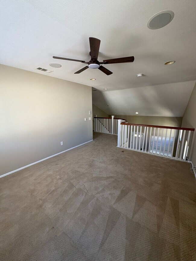 Building Photo - Beautiful 2-story home