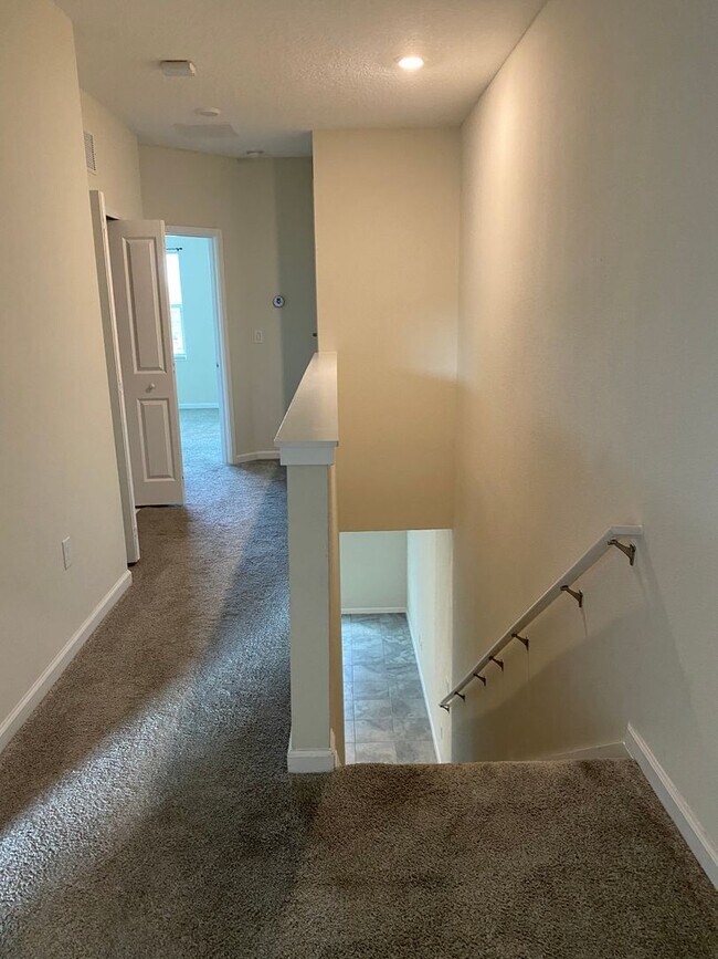 Building Photo - GATED 3 BR/2.5 TOWNHOUSE
