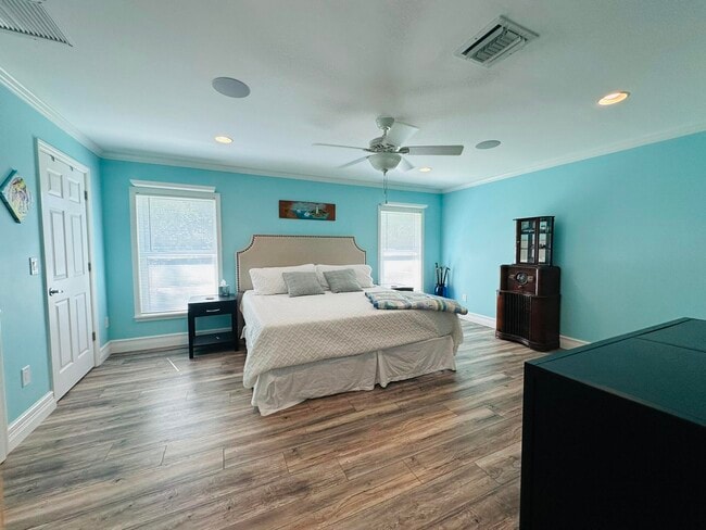 Building Photo - 2415 Laurel Ln