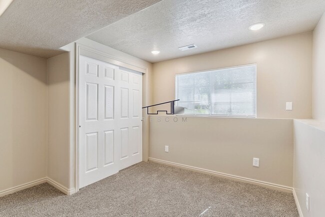 Building Photo - Updated Roy Utah 5 Bedroom 2 Bathroom Home!!