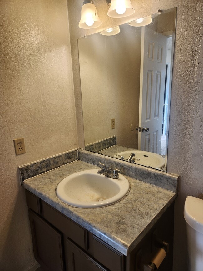 Building Photo - 123 Oakwood Ln