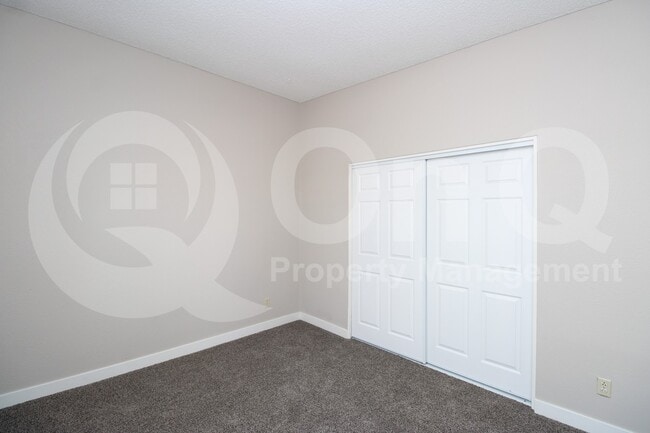 Building Photo - 2807 E Paradise Ln