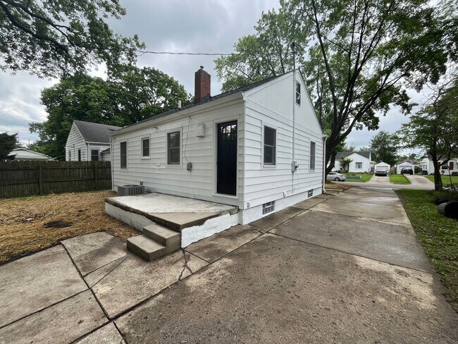 Building Photo - **REMODELED 2-BEDROOM HOUSE IN NORTH COLUMBUS!!**