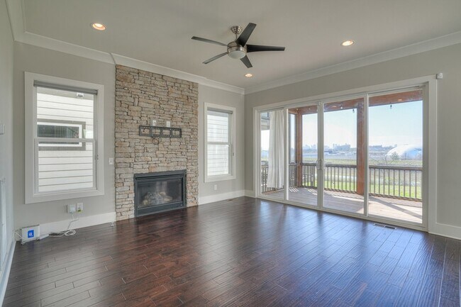 Building Photo - 908 Youngs Ln