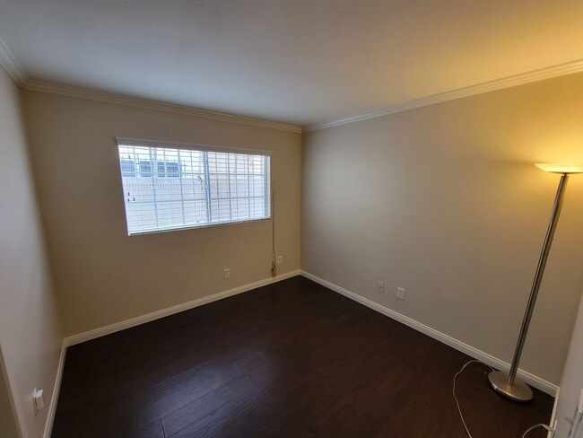 Building Photo - Rare 4 Bed, 2 Bath House
