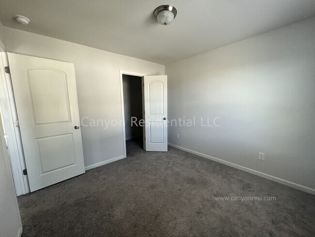 Building Photo - Beautiful 3b Room!Move in ready!