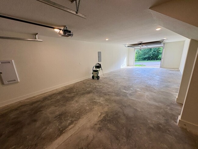 Building Photo - 2bd/2ba House with large Garage!