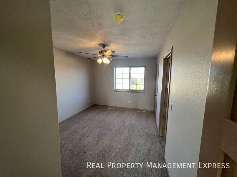 Building Photo - 3-Bedroom, 1.5 Bath Townhome