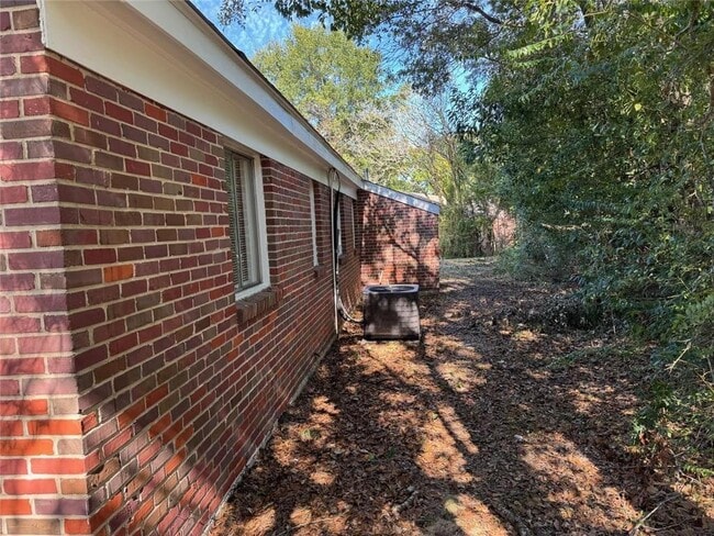 Building Photo - 401 Elmwood Dr