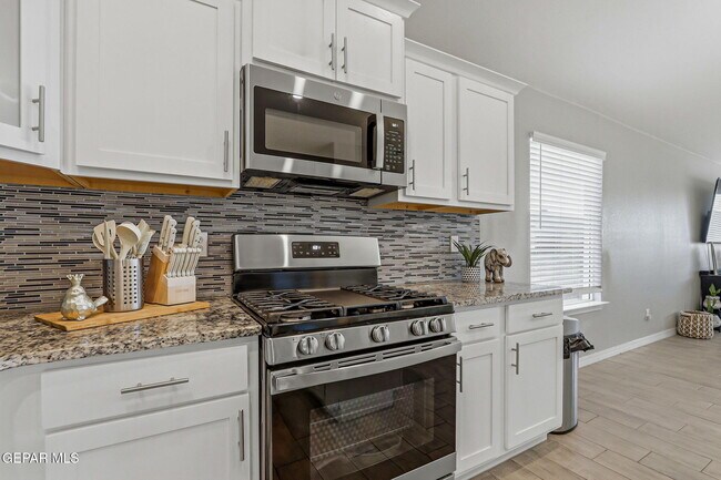 Building Photo - 13912 Loreina Luz Ave