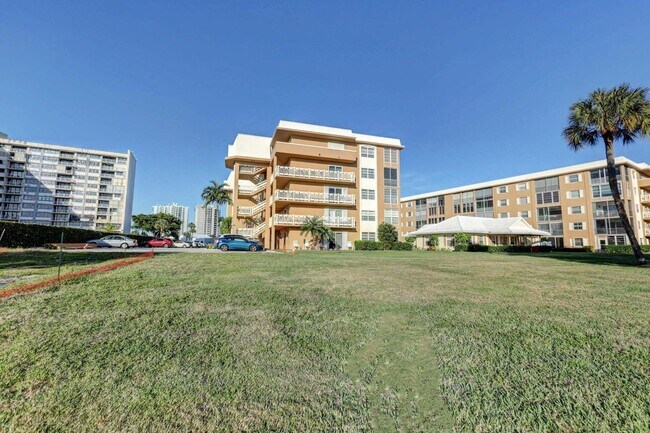 Building Photo - 308 Golfview Rd