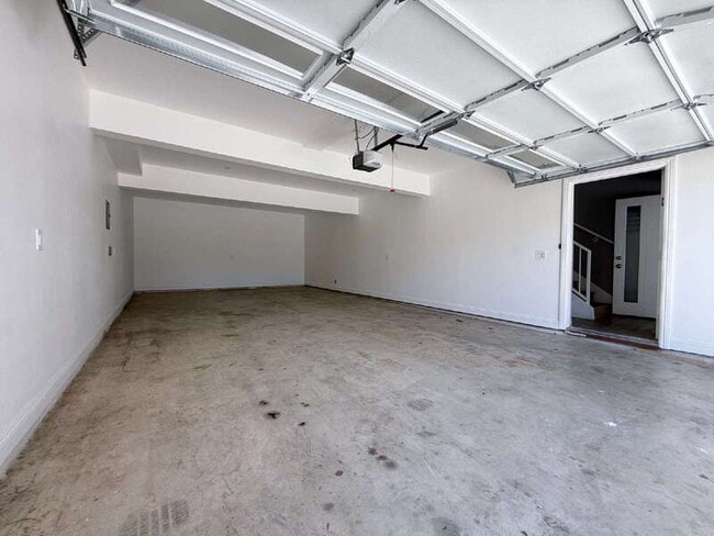 Building Photo - 1731 E 68th St