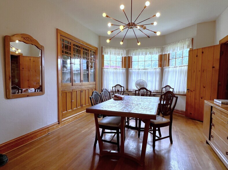 Dining room. Shared. - 209 Main St