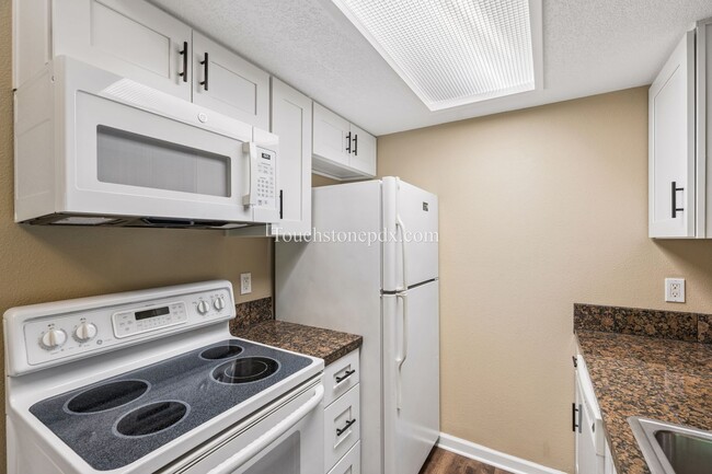Building Photo - Light Filled Clackamas Condo with Covered Balcony and Community Amenities