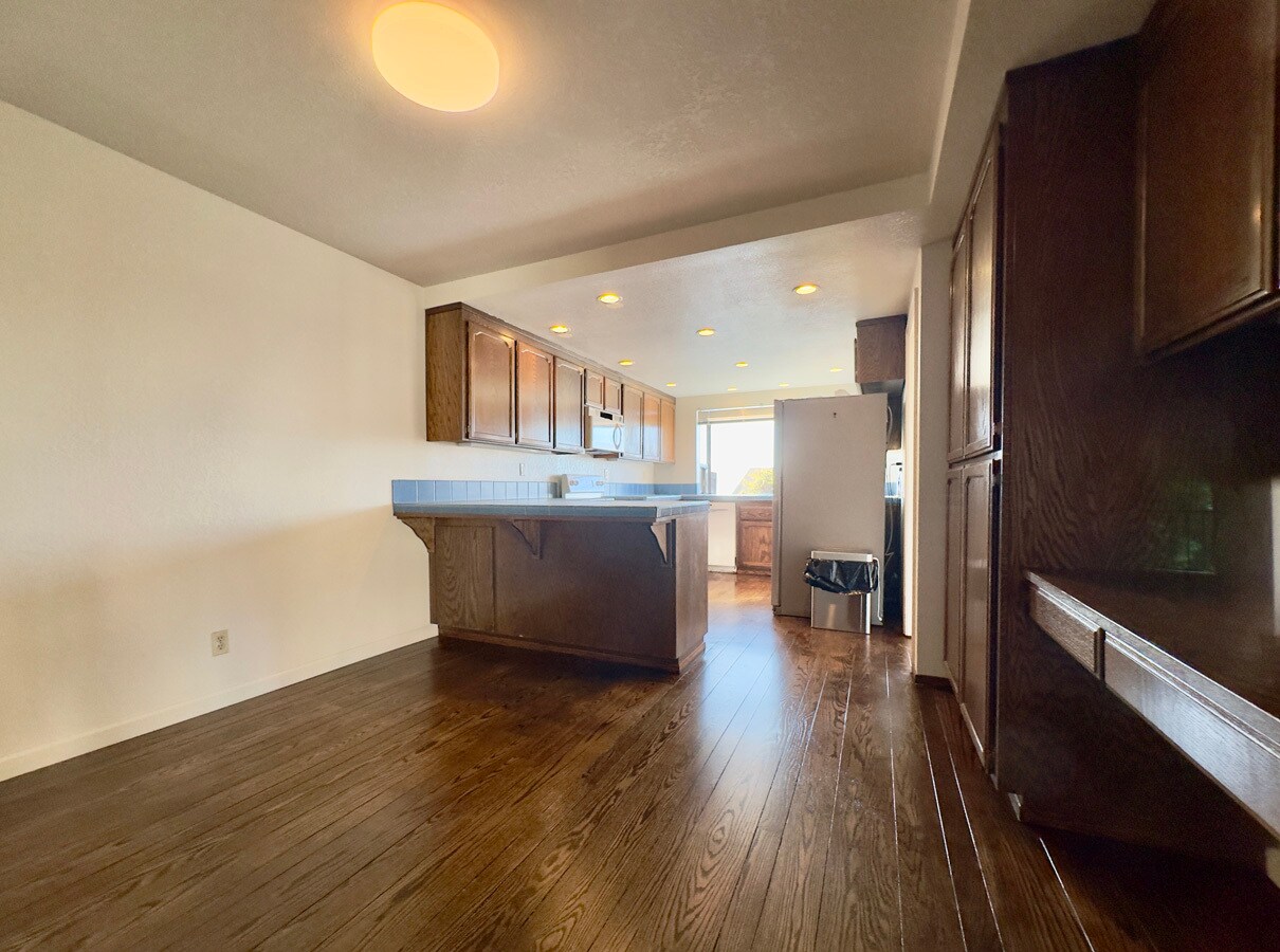 Building Photo - 2221 Pinehurst Way