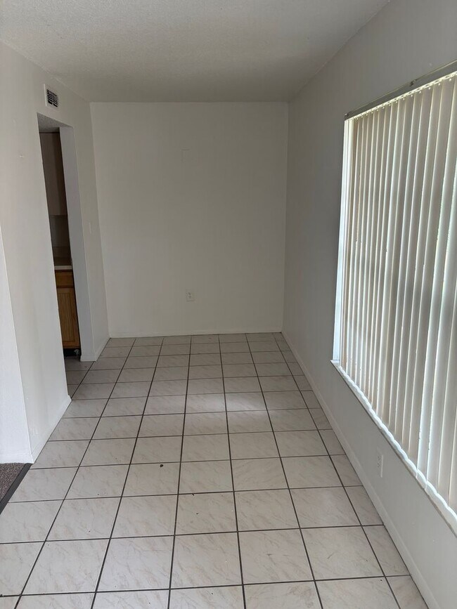 Building Photo - Baywatch Apartments- Five Minutes Driving from USF