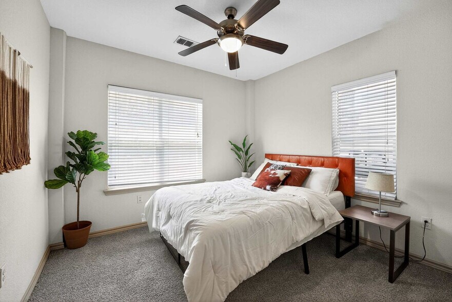 Building Photo - 800 W 26th St