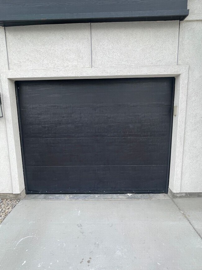 Building Photo - Freshly Updated Townhome with Walk-In Clos...